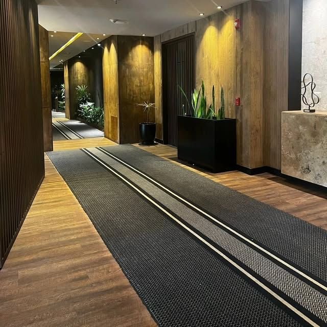 Entrada y pasillo de una instalación corporativa publicada por EverClean